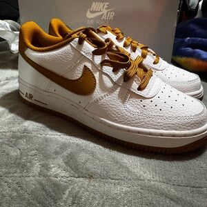 Nike Air Force 1 White & Gold Low Top Sneakers